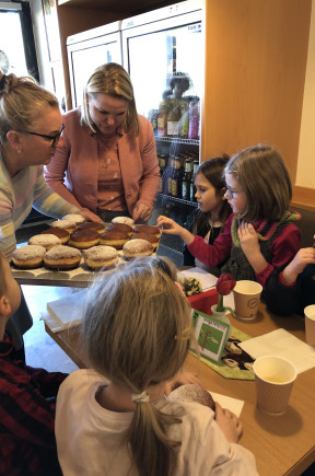Fröhliches Krapfen essen beim Nadrag (2)